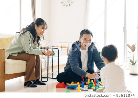 一家人在客廳玩耍和一個男孩的育兒形象 95611874