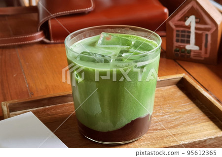 Close up glass of iced matcha green tea  95612365