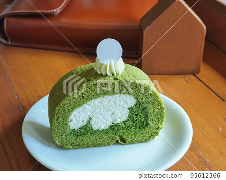 Matcha green tea roll cake  95612366