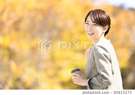 Female autumn portrait 95613273