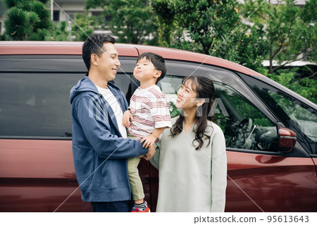 和男孩一起開車的家庭形象 95613643