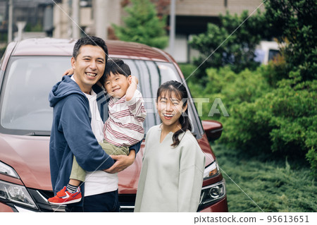 和男孩一起開車的家庭形象 95613651