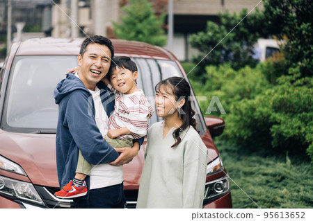 和男孩一起開車的家庭形象 95613652