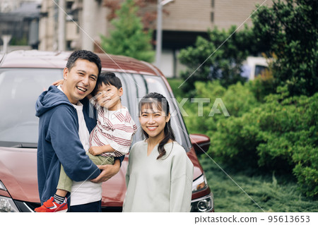 和男孩一起開車的家庭形象 95613653