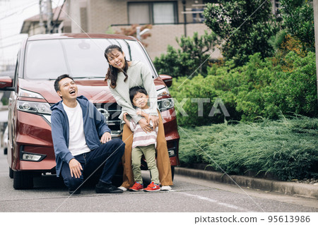 和男孩一起開車的家庭形象 95613986