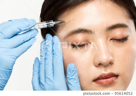 帶注射器的女人額頭 帶注射器的女人額頭 95614052