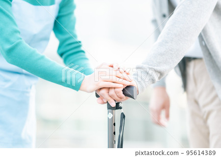 Care manager's hands supporting seniors Faceless Care manager's hands supporting seniors Faceless 95614389