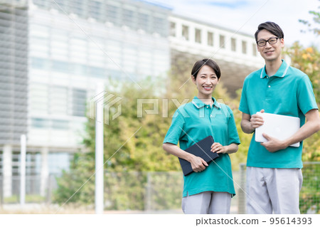 身著制服迎接顧客的工作人員 身著制服迎接顧客的工作人員 95614393