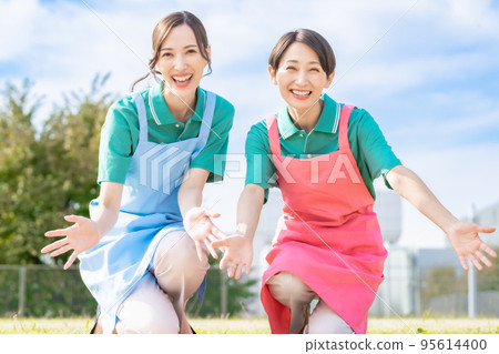 A female staff wearing an apron on a polo 95614400