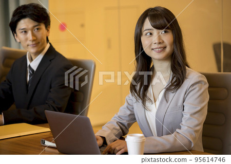 在辦公室會議上工作的男女會議形象 95614746