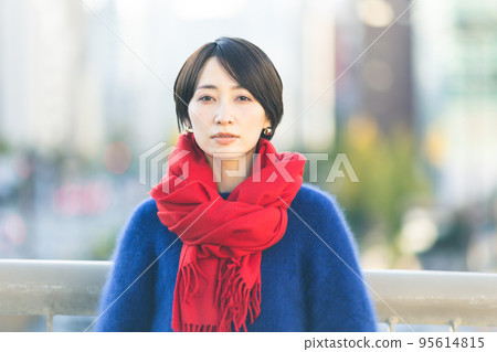 Female portrait outdoors 95614815