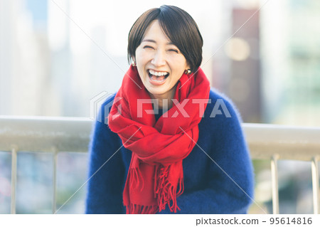 Female portrait outdoors 95614816