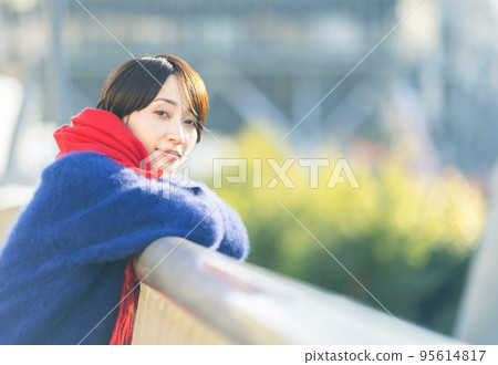 Female portrait outdoors 95614817