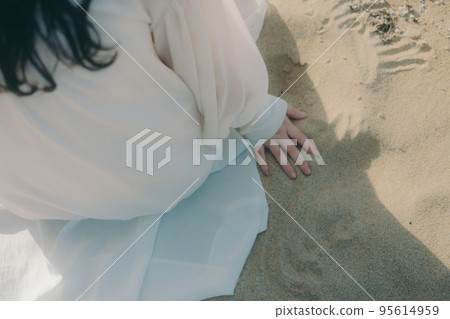 一個女人站在沙灘上的照片 95614959