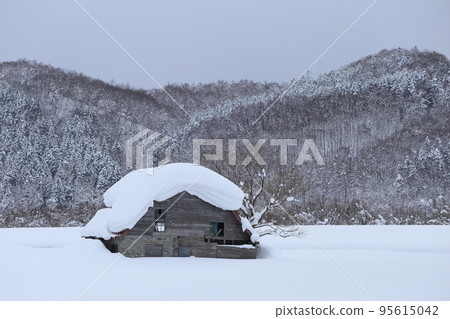 北海道宗谷地區 被雪掩埋的老牛棚 95615042