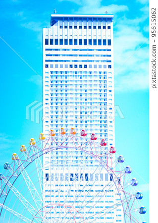 一個緩慢旋轉的摩天輪對著藍天 95615062