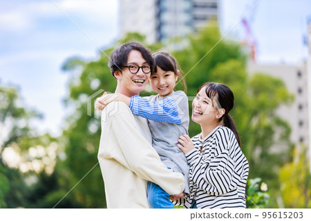 Family playing together in the park 95615203