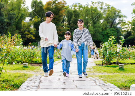 一家人一起在公園裡散步 95615252