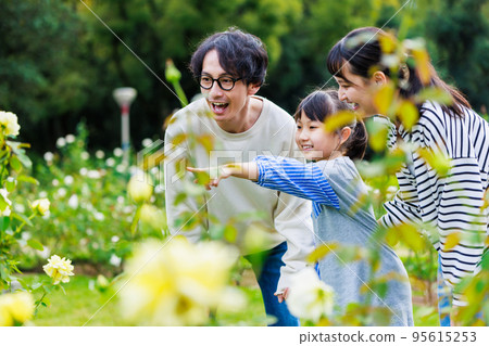 Family playing together in the park Family playing together in the park 95615253