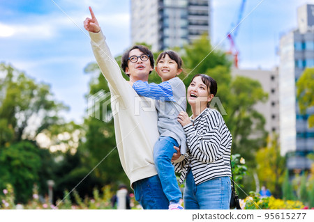 Family playing together in the park 95615277