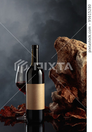 Bottle of red wine with old empty label. Bottle of red wine with old empty label. 95615280