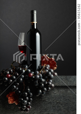 Grapes and red wine. 95615282