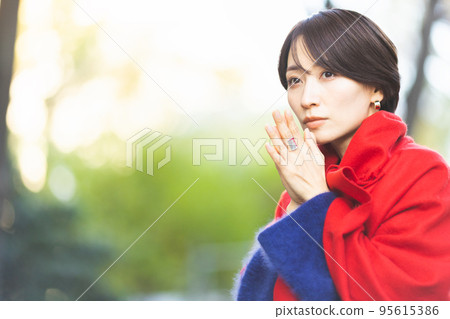 Female portrait outdoors 95615386