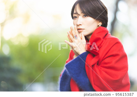 Female portrait outdoors 95615387