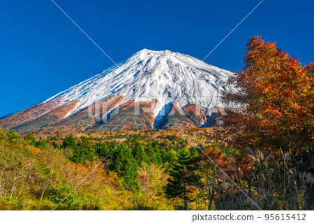 有白雪覆蓋的富士山的西臼塚停車場 95615412