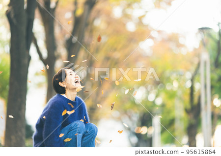 女性秋季肖像 95615864