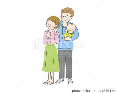 爸爸抱著嬰兒看著媽媽用智能手機打電話 95616472