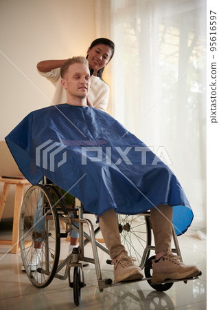 Hairdresser came home to man with disability to cut his hair 95616597