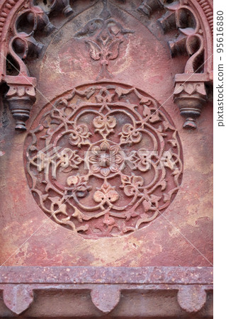 Stone pattern on a temple wall in Red Fort, Agra, UNESCO World heritage site, India 95616880