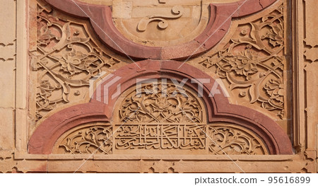 Beautiful stone carvings on the wall in Fatehpur Sikri complex, Uttar Pradesh, India 95616899