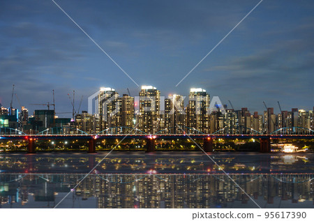 Night view around Nodeul Island in Seoul, South Korea 95617390