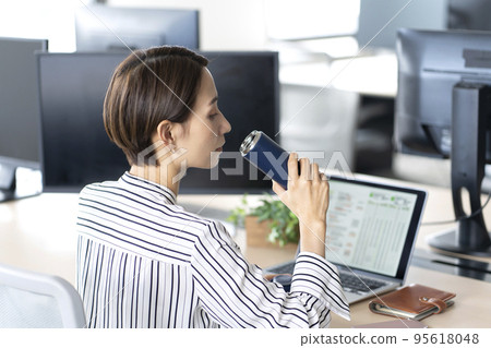 女人在辦公室用我的瓶子 女人在辦公室用我的瓶子 95618048