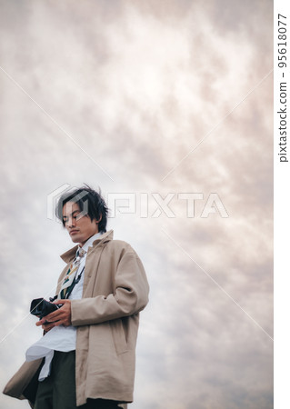 A man with a camera 95618077