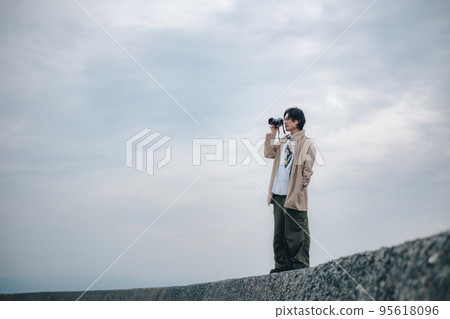 A man with a camera 95618096