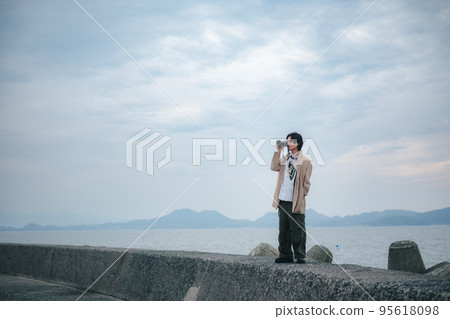 A man with a camera 95618098