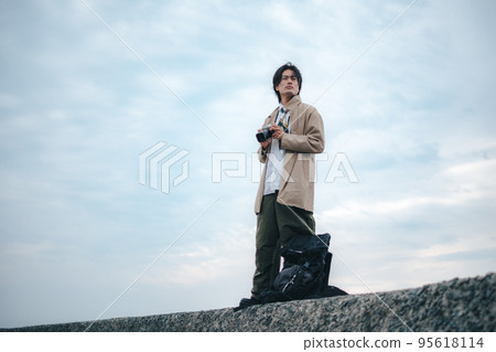 一個男人用相機 95618114