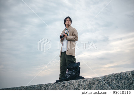 一個男人用相機 95618116