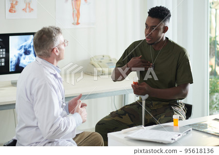 Former soldier visiting general practitioner for annual check-up 95618136