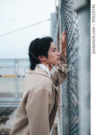 站在柵欄前的男人 站在柵欄前的男人 95618146