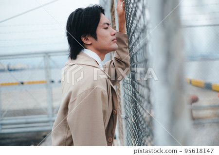 站在柵欄前的男人 站在柵欄前的男人 95618147