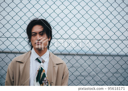 站在柵欄前的男人 95618171