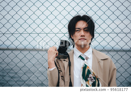 站在柵欄前的男人 95618177