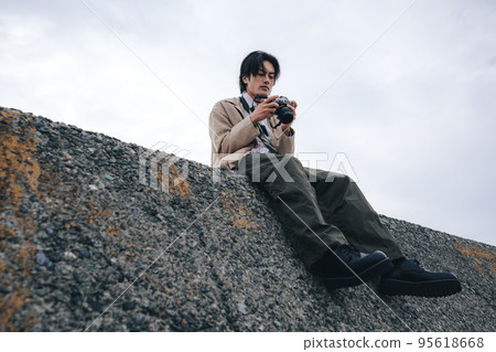 一個人坐在防波堤上 95618668