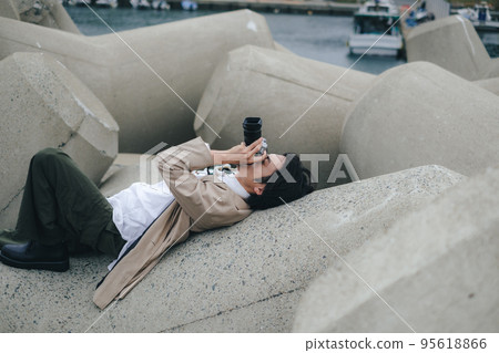 一個人坐在防波堤上做筆記 95618866