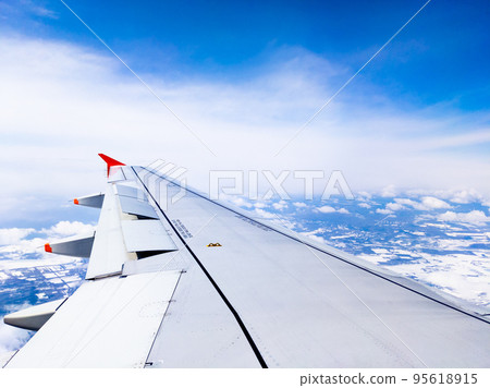 從飛機內看到的北海道冬季天空（北海道厚摩町上空） 95618915