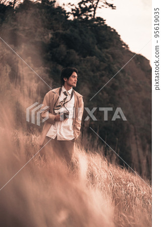 一個在草地上等相機的人 一個在草地上等相機的人 95619035
